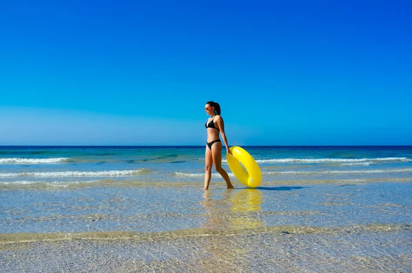 Cadiz sahilinde Sarı şamandıra ile yürüme beach girl — Stockfoto