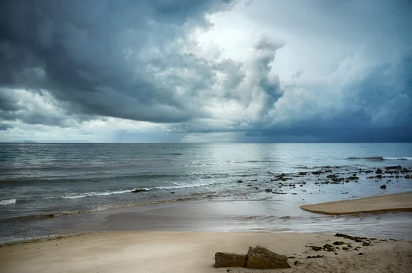 Sahilde fırtına. Tarifa. Cadiz. Endülüs — Stok fotoğraf