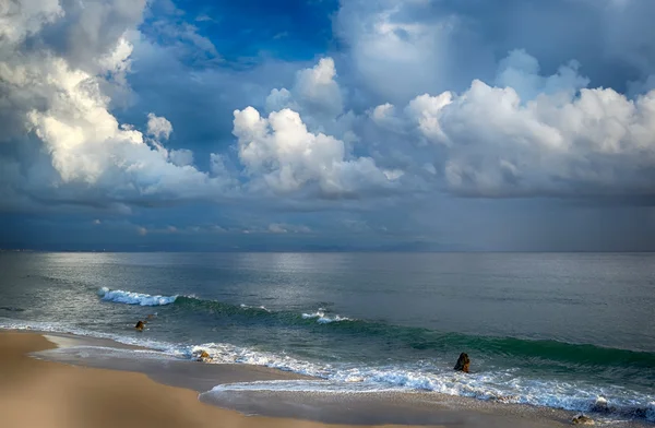 해변에 폭풍우입니다. 타 리 파입니다. 카디 즈입니다. 안달루시아 — 스톡 사진