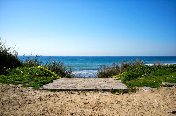 Elérési útja a strandhoz. a tarifa. Andalúzia. Spanyolország — Stock Fotó