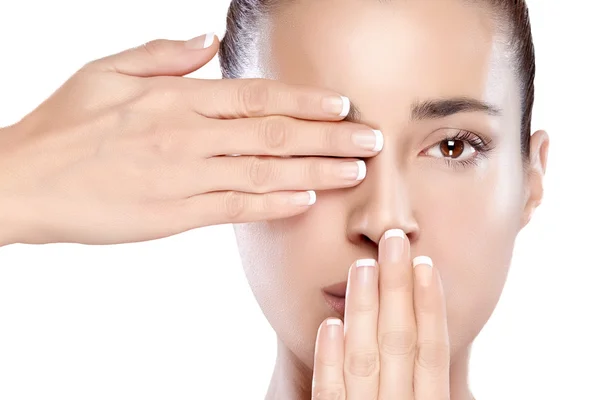 Schöne Wellness-Mädchen mit den Händen auf dem Gesicht. Hautpflegekonzept — Stockfoto