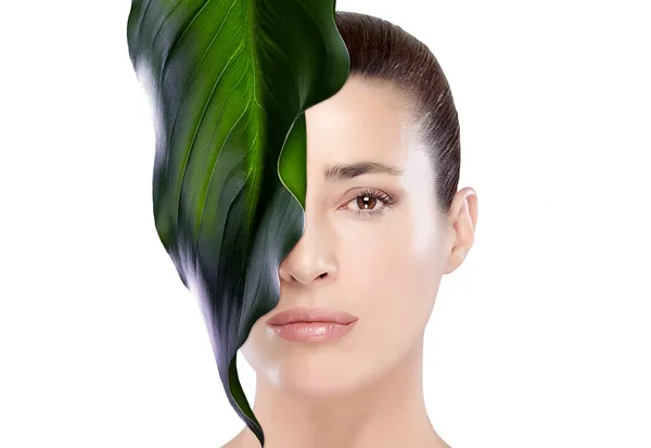 Spa piękna dziewczyna z liścia w twarz. koncepcja produktów do pielęgnacji skóry — Zdjęcie stockowe