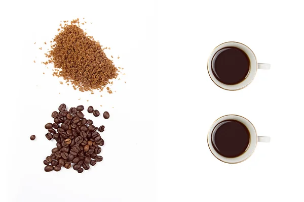 Жареный кофе и коричневый сахар изолированы на белом — стоковое фото