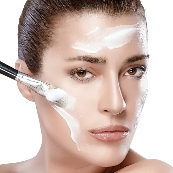 Spa ragazza con crema sul viso. Concetto di cura della pelle — Foto Stock