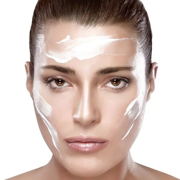 Si cantik Spa Girl dengan krim di wajahnya. Konsep skincare — Stok Foto