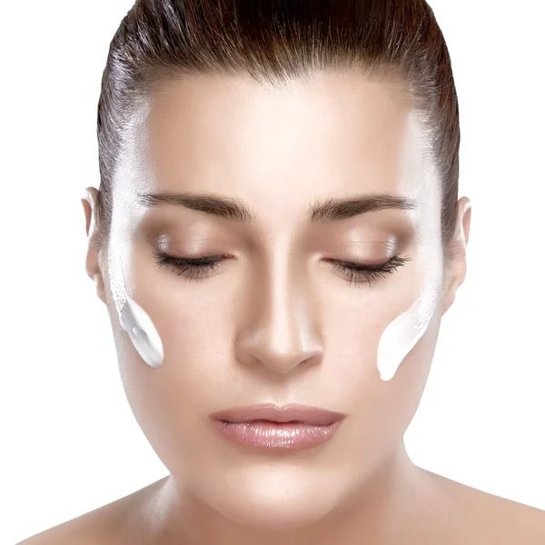 Spa Girl con crema en la cara. Concepto de cuidado de la piel — Foto de Stock