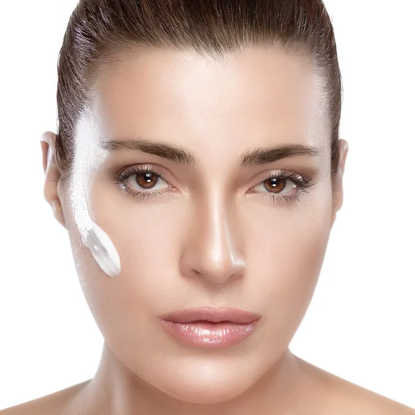 Spa Girl with Cream on Her Face. Conceito de cuidados com a pele — Fotografia de Stock