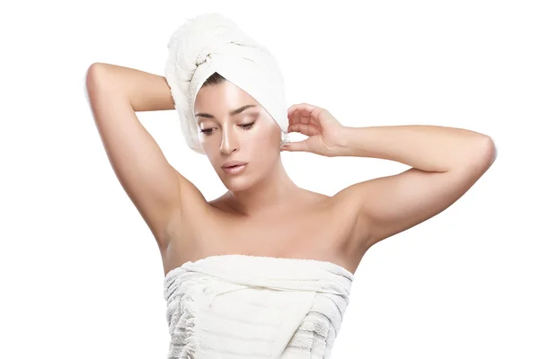 Mooi doordachte meisje in handdoek na bad. idee. — Stockfoto