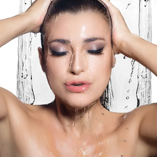 Mujer de sensualidad joven duchándose. Tratamiento Spa. Maquillaje húmedo — Foto de Stock