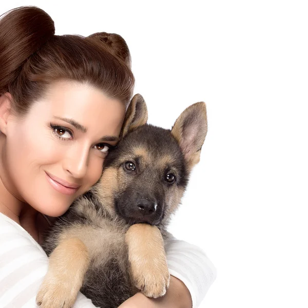 Sevimli genç kadın ile köpek yavrusu — Stok fotoğraf