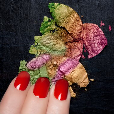 kırmızı oje ve mineral renkli göz farı