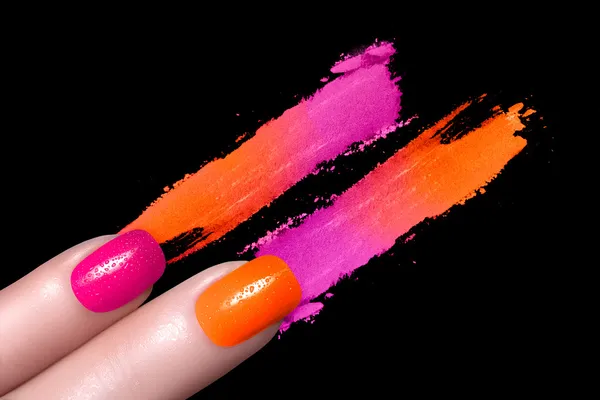 Fluor-Nagellack und mineralischer bunter Lidschatten — Stockfoto