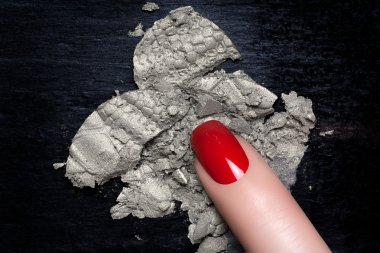 kırmızı oje ve mineral gümüş göz farı
