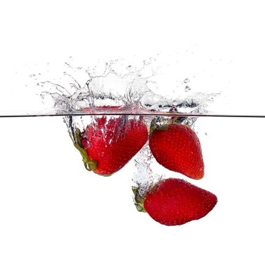 taze çilek splash beyaz zemin üzerine izole su