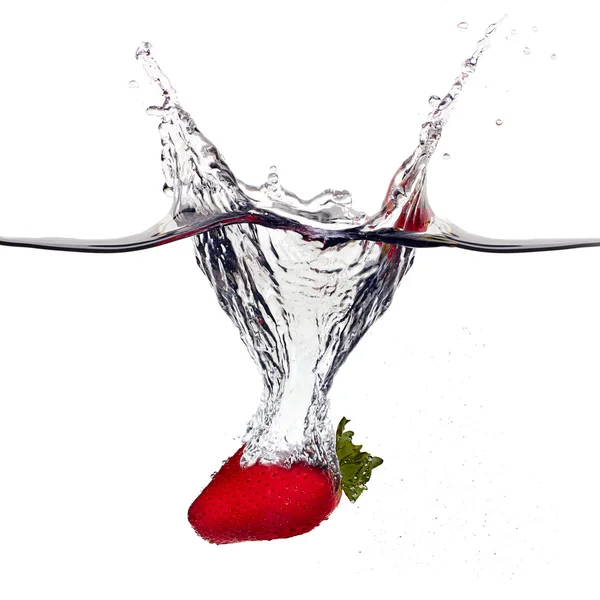 Căpșuni proaspete stropire în apă izolată pe fundal alb — Fotografie, imagine de stoc