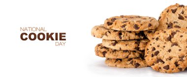 Kurabiye günü afişi ve bir sürü taze pişmiş ev yapımı çikolatalı kurabiye. Kopyalama alanı ile izole edilmiş beyazı kapat