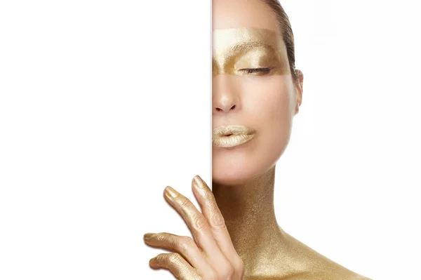 ゴールドベースのスキンケアコンセプト 完璧な肌に金の治療を持つ美しいモデルの女の子 半顔の肖像画を白いカードと一緒に閉じます — ストック写真