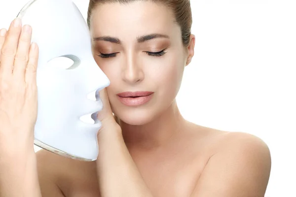 Schoonheid Gezicht Spa Vrouw Met Led Masker Fotontherapie Lichte Behandeling — Stockfoto