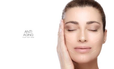 Yüz gerdirme ve Yaşlanma Karşıtı Kavram. Okları Kaldıran Güzel Yüzlü Spa Kadını. Beyaz arkaplanda kopya alanı ile izole edilmiş güzellik portresi