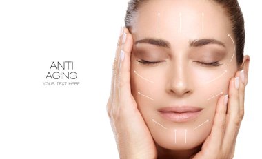 Yüz gerdirme ve Yaşlanma Karşıtı Kavram. Okları Kaldıran Güzel Yüzlü Spa Kadını. Beyaz arkaplanda kopya alanı ile izole edilmiş güzellik portresi