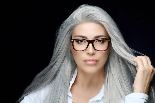 Preciosa Mujer Mediana Edad Con Gafas Mirando Cámara Gafas Vista — Foto de Stock