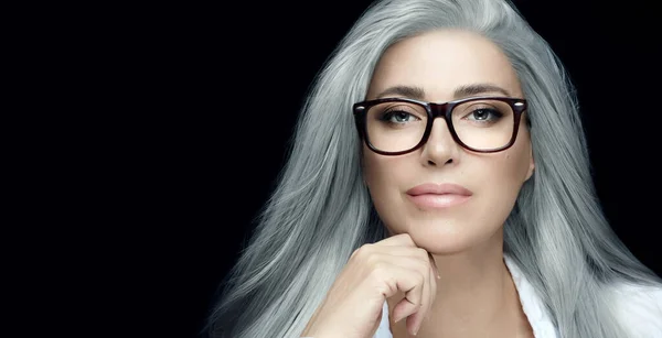 Fatos Femininos Mulher Cabelo Prata Elegante Óculos Claros Olhando Para — Fotografia de Stock