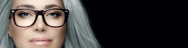 Kadın Gözlüğü Temiz Gözlüklü Şık Gümüş Saçlı Kadın Kendine Güvenen — Stok fotoğraf