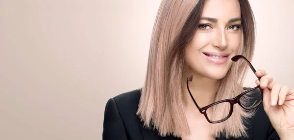 Empresária Sucesso Com Óculos Mulher Moderna Elegante Com Cabelo Loiro — Fotografia de Stock