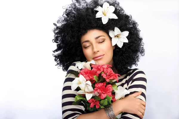 Mooie Jonge Vrouw Knuffelen Een Boeket Van Bloemen Witte Achtergrond — Stockfoto