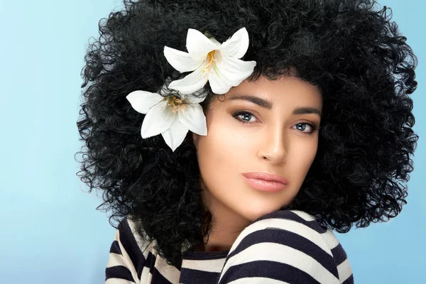Moda Modelo Menina Com Saudável Curly Afro Penteado Lily Flores — Fotografia de Stock