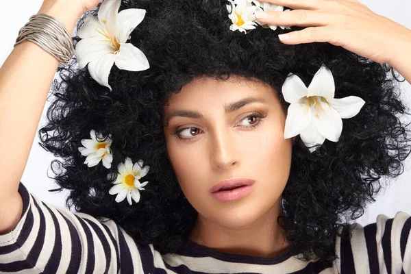 Modelo Feminino Encantador Tocando Cabelo Encaracolado Decorado Com Botões Flores — Fotografia de Stock