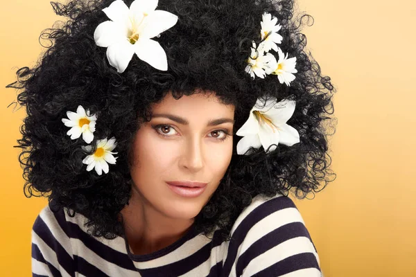 Γοητευτικό Γυναικείο Μοντέλο Υγιή Σγουρά Μαλλιά Διακοσμημένα Λευκά Μπουμπούκια Λουλουδιών — Φωτογραφία Αρχείου