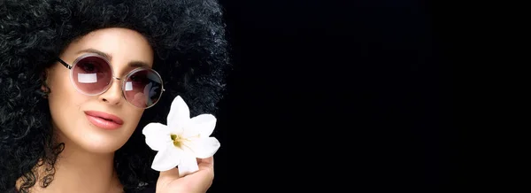Κομψό Σγουρά Μαλλιά Γυναίκα Afro Χτένισμα Γυαλιά Ηλίου Κρατώντας Λευκό — Φωτογραφία Αρχείου