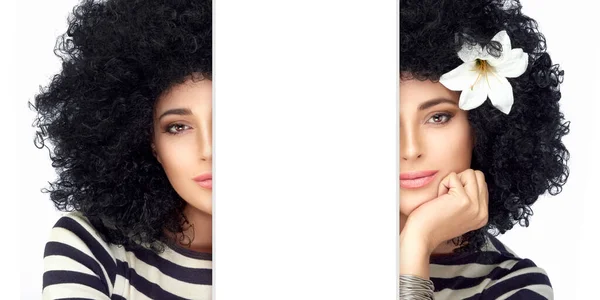 Moda Modelo Menina Com Saudável Curly Afro Penteado Lily Flor — Fotografia de Stock