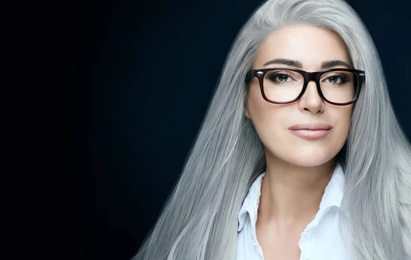 Gafas Mujer Elegante Mujer Pelo Plateado Gafas Claras Mirando Cámara — Foto de Stock