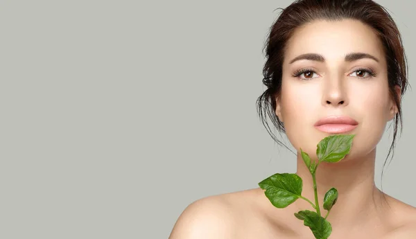 Natural Beauty Green Leaves Beautiful Woman Flawless Skin Nude Makeup — Stock Photo, Image