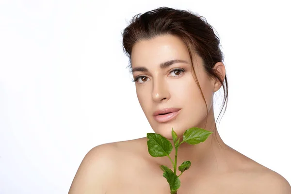 Naturalne Piękno Zielonymi Liśćmi Piękna Kobieta Nieskazitelną Cerą Nagim Makijażem — Zdjęcie stockowe