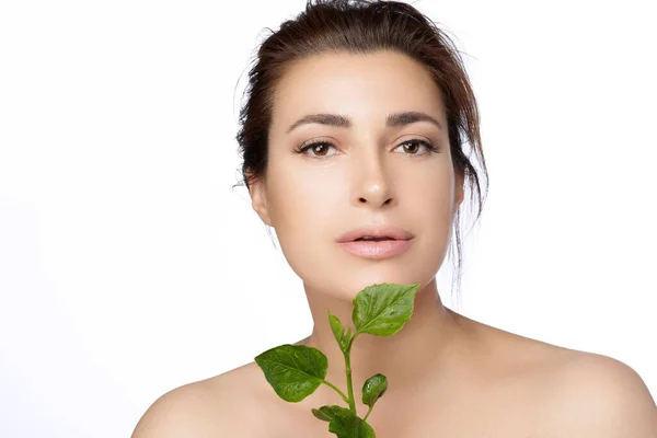 Belleza Natural Con Hojas Verdes Hermosa Mujer Con Piel Fresca — Foto de Stock