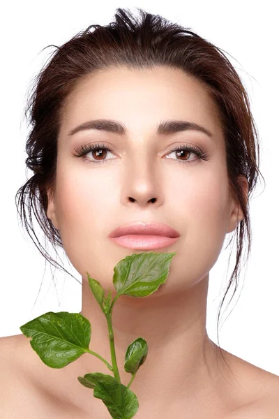 Naturalne Piękno Zielonymi Liśćmi Piękna Kobieta Nieskazitelną Cerą Nagim Makijażem — Zdjęcie stockowe