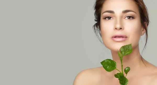 Natural Beauty Green Leaves Beautiful Woman Flawless Skin Nude Makeup — Zdjęcie stockowe