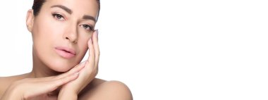 Güzellik ve cilt bakımı. Kusursuz bir ciltte çıplak makyajlı güzel model kız yüzü sakin bir ifadeyle kameraya bakıyor. Kapalı portre beyaz üzerinde izole