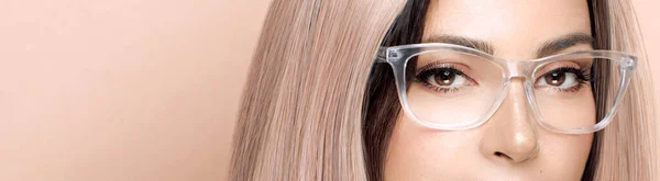 Occhi Negli Occhiali Splendida Ragazza Modello Occhiali Trasparenti Alla Moda — Foto Stock
