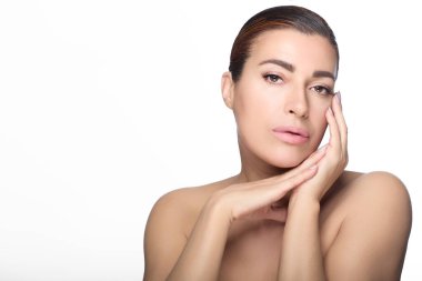 Güzellik ve makyaj konsepti. Kusursuz çıplak makyaj temeli olan manken kız. Kusursuz cilt ve manikürlü tırnaklara uyan çıplak ruj. Beyaz arka planda izole edilmiş yüksek moda portresi
