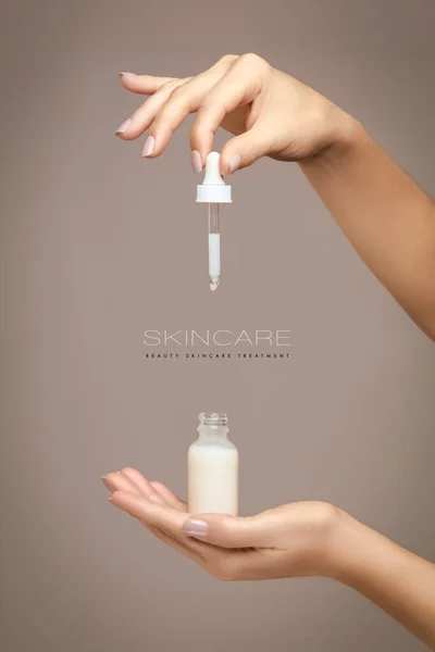 Kecses Női Kéz Kezében Egy Kozmetikai Csepegtető Üveg Fehér Folyadék — Stock Fotó