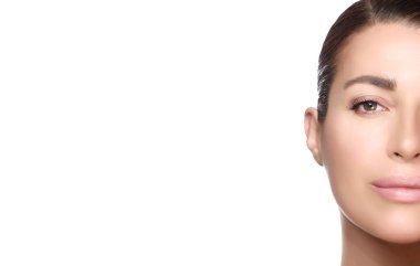 Güzellik ve cilt konsepti. Kusursuz cildinde çıplak makyajı olan güzel, doğal bir kadın yüzü. Yarım yüz portresi kopyalama alanı ile beyaza izole edilmiş