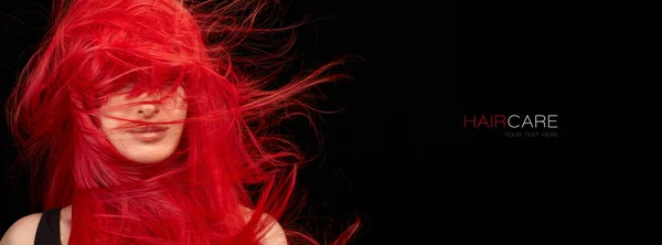 美しいです女性とともに長いです健康的な赤い髪吹いています彼女の顔全体の風で彼女の目を隠すでAヘアケアコンセプト上の黒の背景にコピースペース — ストック写真