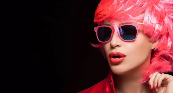 Menina Modelo Moda Com Cabelo Rosa Elegante Óculos Sol Cabelo — Fotografia de Stock