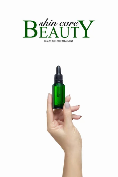 Реклама Косметологии Кожи Красивая Маникюрная Женская Рука Держит Зеленую Бутылку — стоковое фото