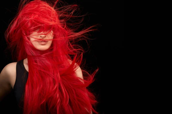 Schöne Frau Mit Langen Gesunden Roten Haaren Die Wind Über — Stockfoto