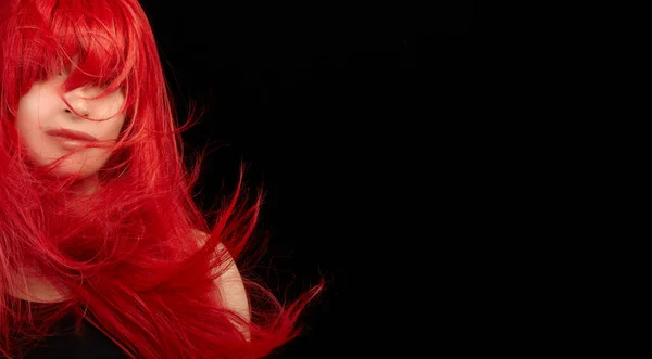 Gefärbte Haarpflege Und Modekonzept Modelmädchen Mit Windgepeitschten Langen Rot Gefärbten — Stockfoto